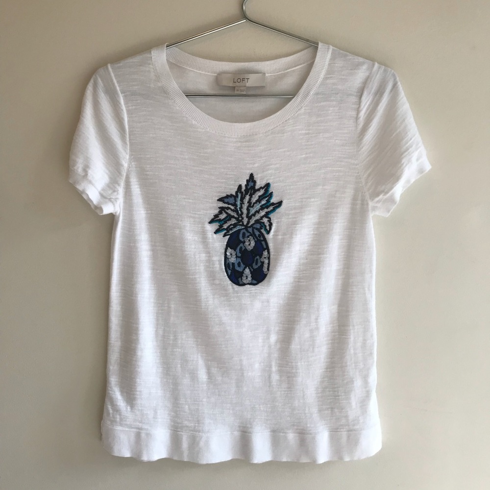 Loft. Short sleeve top w/ blue pineapple appliqué.